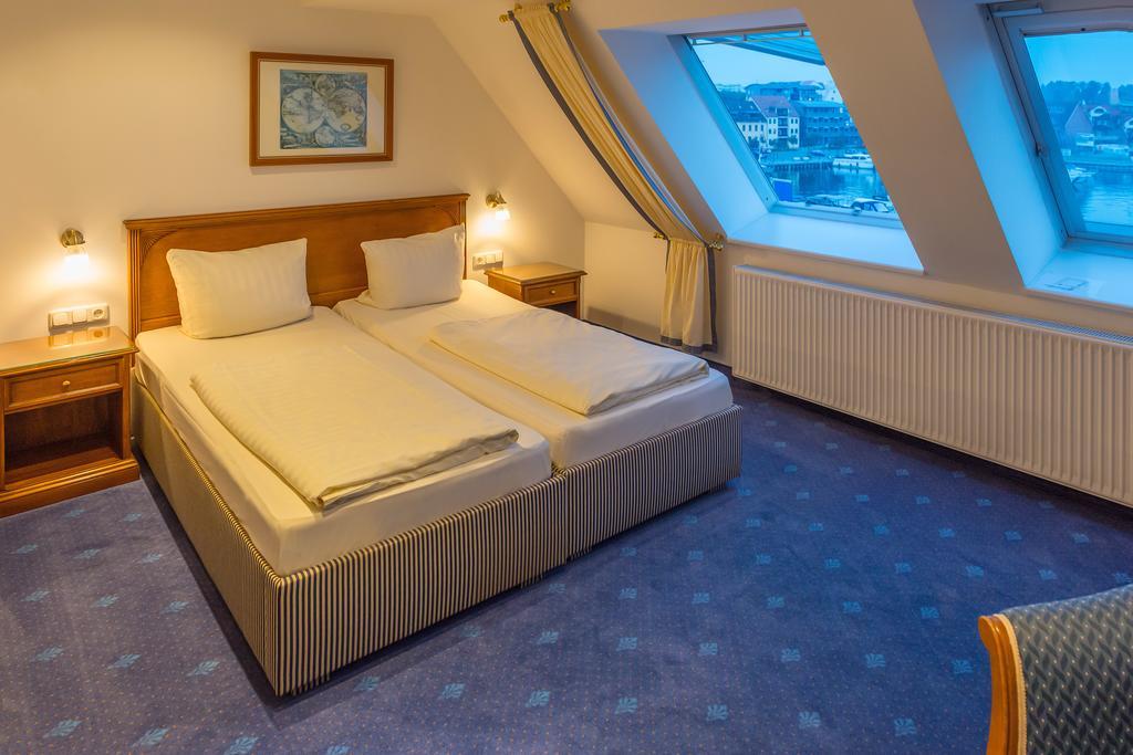 Hotel Am Yachthafen Waren  Eksteriør bilde
