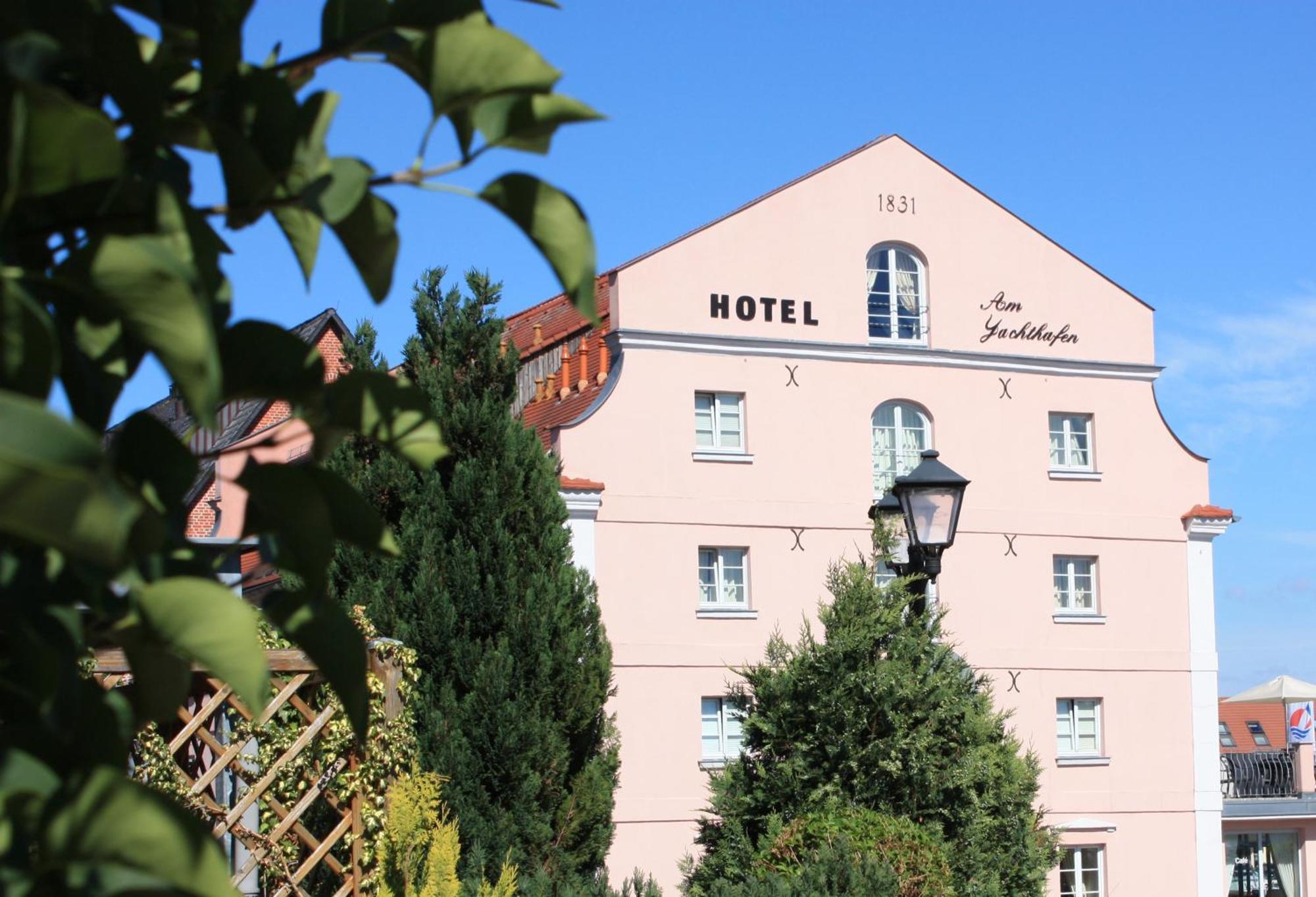 Hotel Am Yachthafen Waren  Eksteriør bilde