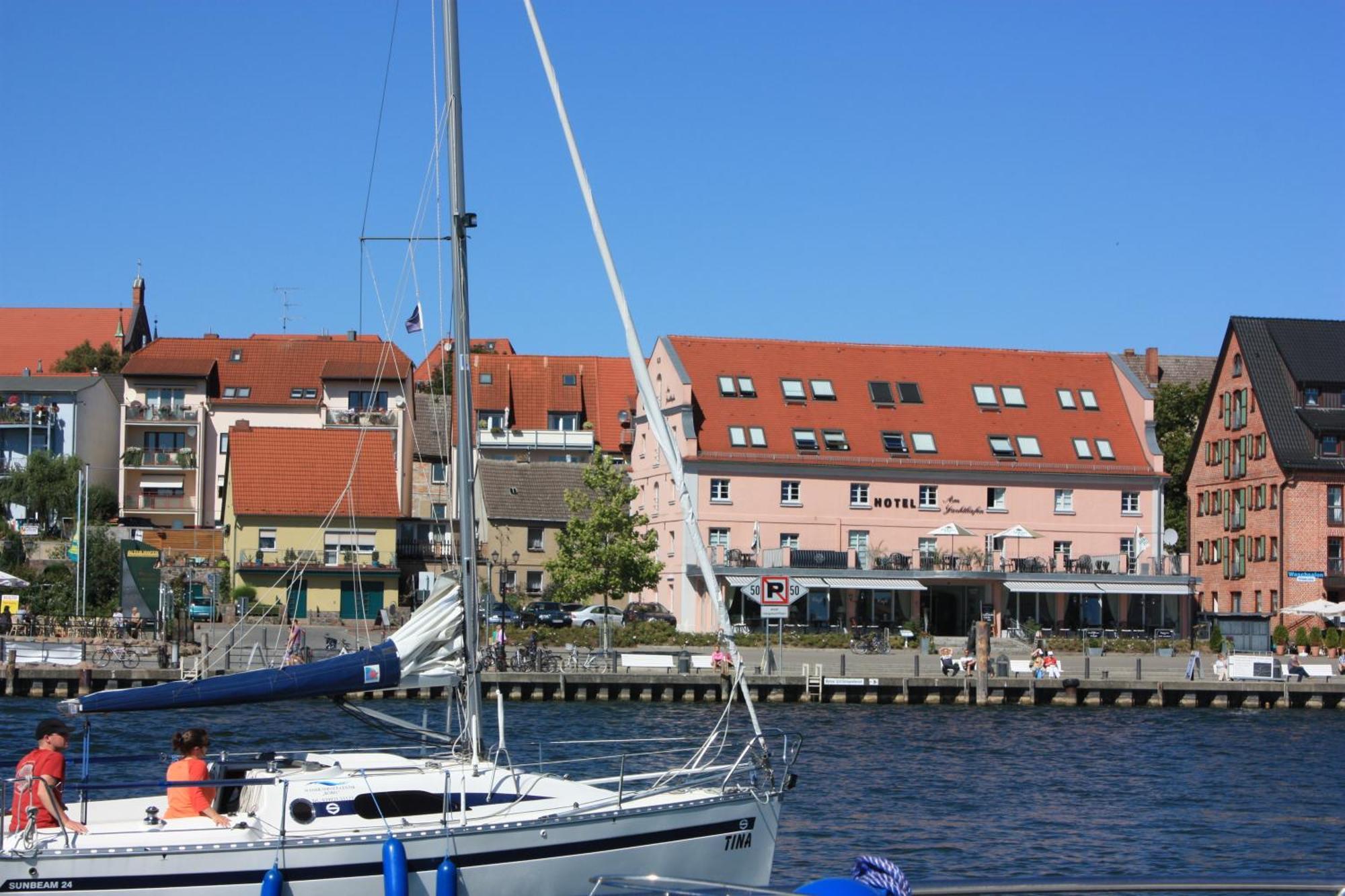 Hotel Am Yachthafen Waren  Eksteriør bilde