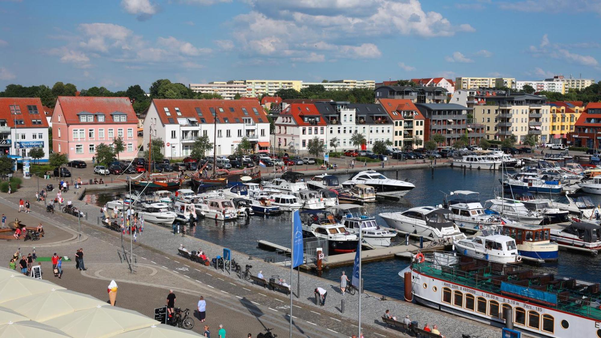 Hotel Am Yachthafen Waren  Eksteriør bilde